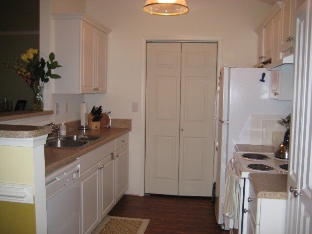 Foto del edificio - IMMACULATE END UNIT T.HOUSE STYLE CONDO