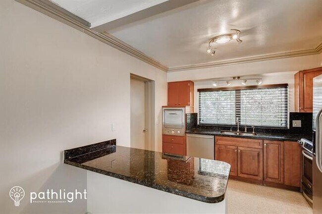 Building Photo - 1508 Poinsettia Dr