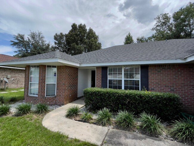 Building Photo - Brick home with large backyard