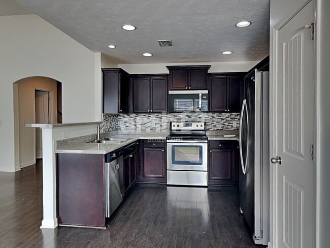 Building Photo - 123 Farmbrook Ct