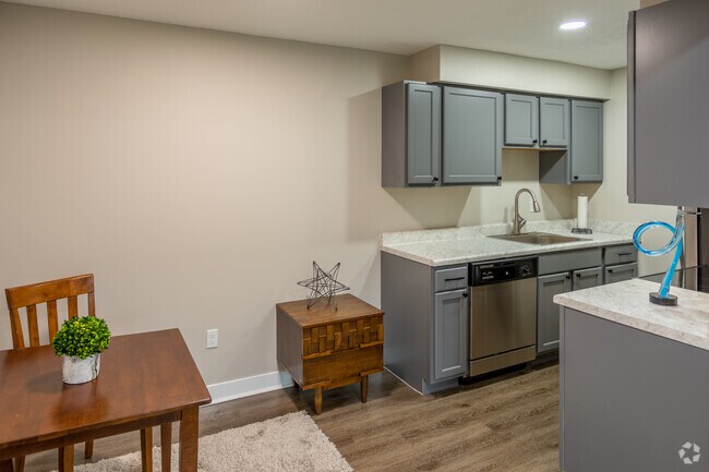 2HAB, 1BA - 800 ft² - 150 East Broadway Apartments