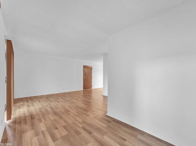 Building Photo - 3856 S Parkway Dr