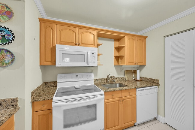 Building Photo - 15461 Lakes of Delray Blvd