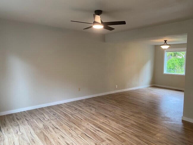 Foto del edificio - 7233 Stanford Ct NW