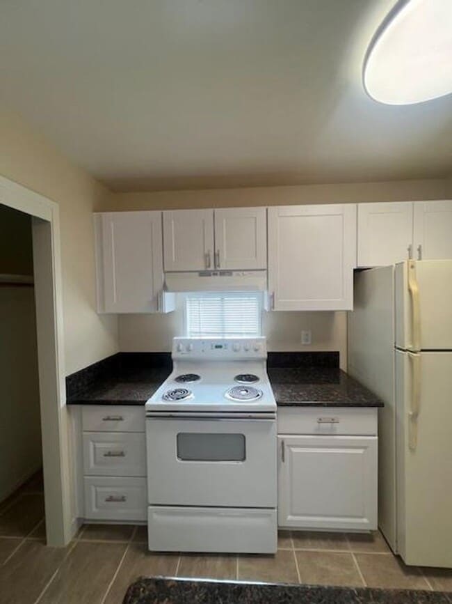 Building Photo - REMODELED 2 BED UNIT W/ GARAGE!