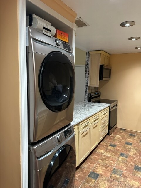Washer/Dryer in Unit - 136 Main St