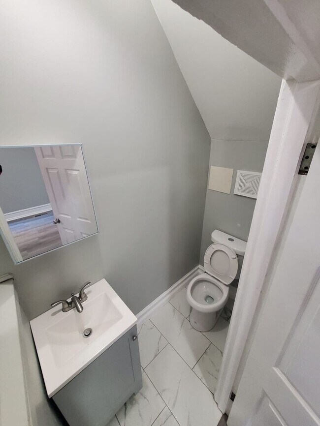 Building Photo - Stunning three bedroom in super convenient part of West Philly