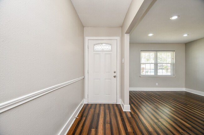 Foto del edificio - 5715 Ettrick Dr