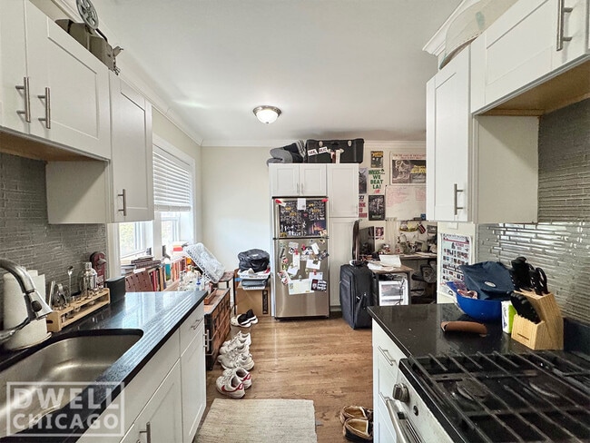 Building Photo - 3820 N Greenview Ave