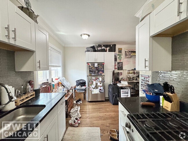 Building Photo - 3820 N Greenview Ave