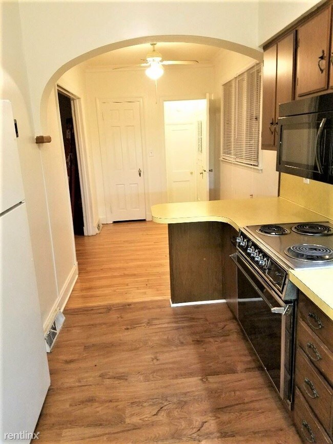 Building Photo - 1 br, 1 bath Duplex - 102 N Center St