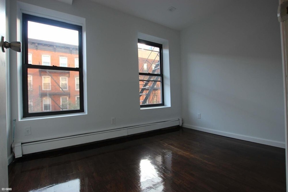 Foto principal - 28 E 1st St