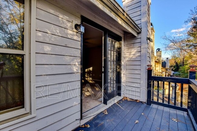 Building Photo - 740 S Lake Cir