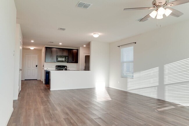 Foto del edificio - 5553 McClelland St