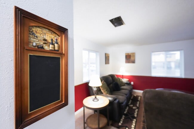Building Photo - Warm and Welcoming Fully Furnished 2BR/1BA...