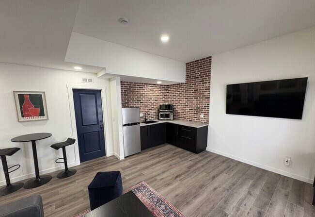 Foto del edificio - 18 Pine Dr