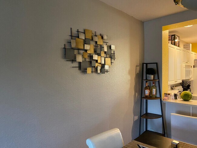 Área de comedor - 709 NW 42nd Ave