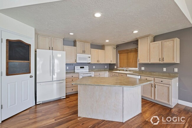 Building Photo - Spacious Home in WVC!
