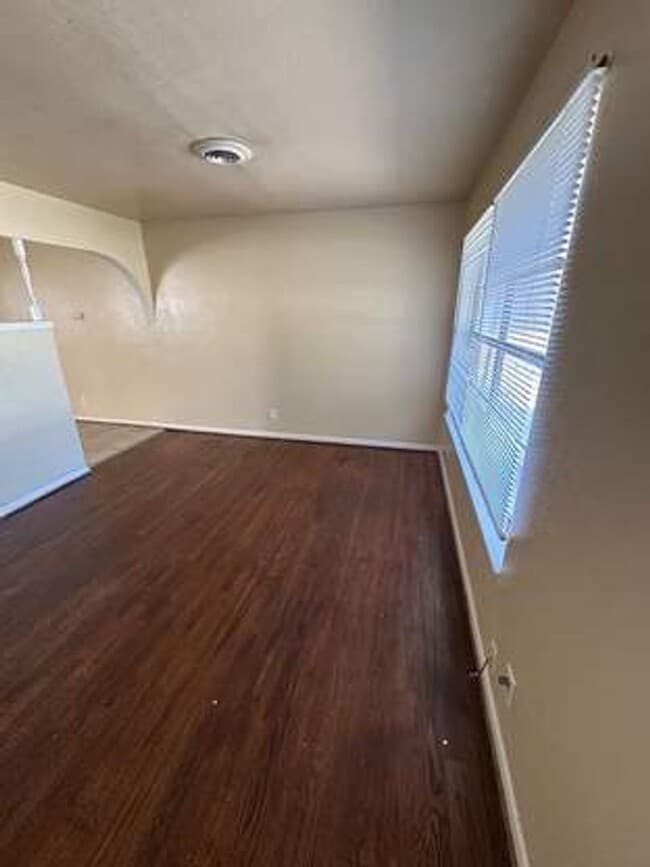 Building Photo - AVAILABLE NOW!