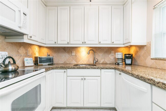 Foto del edificio - 3131 S Ocean Dr