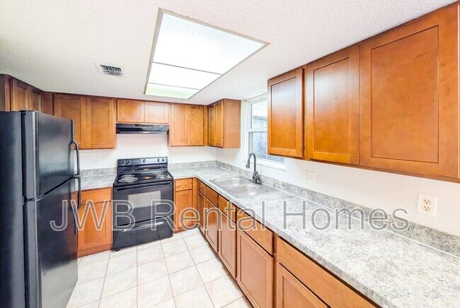 Foto del edificio - 5556 Lofty Pines Cir S