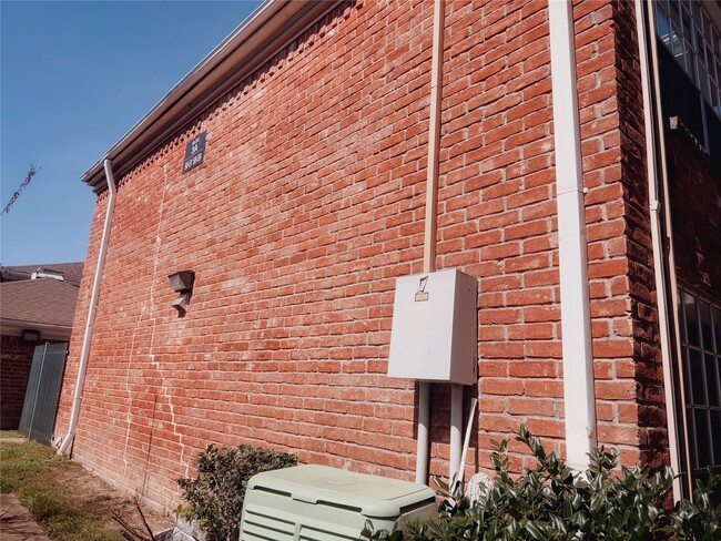 Building Photo - 9201 Clarewood Dr