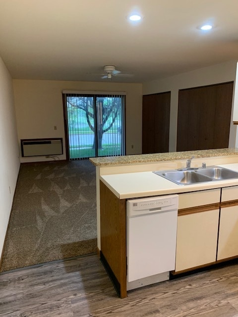 Barra de desayuno de granito - Pine Crest Apartments