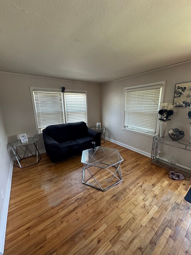 Foto del edificio - 1819 E 46th St