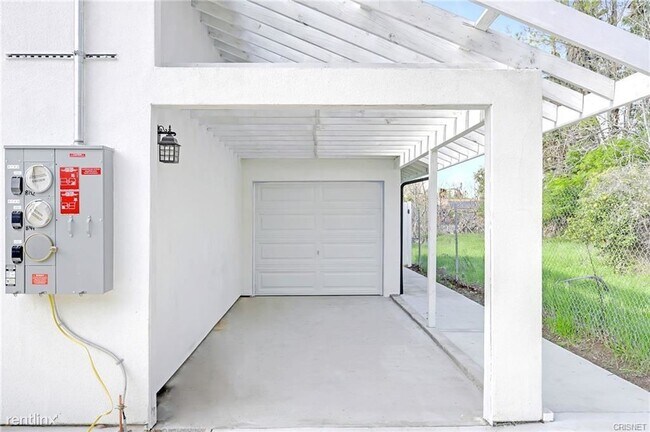 Foto del edificio - 3 br, 2 bath House - 8144 Louise Avenue