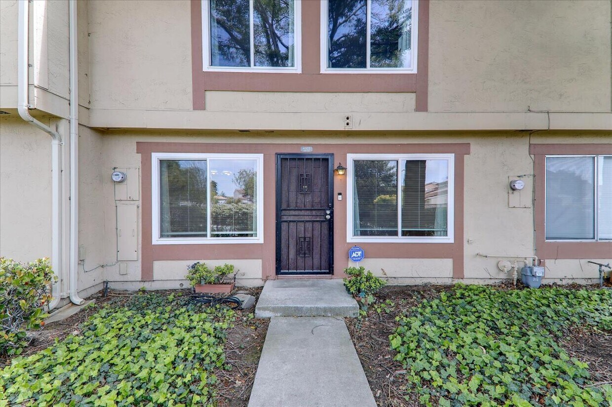 Foto principal - 4922 Lowry Rd