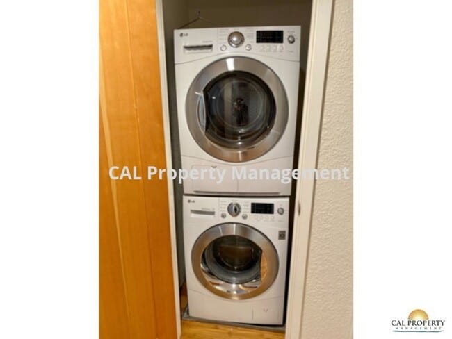 Building Photo - Stunning 2 Bed/2 Bath Condo Located in Mon...