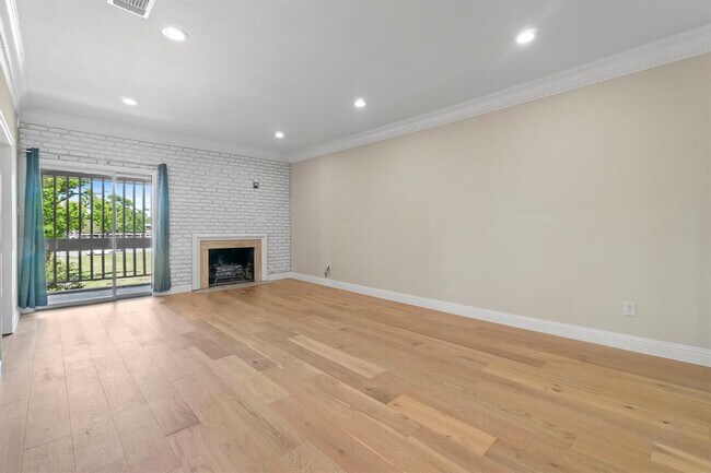 Building Photo - 10744 Park Village Pl