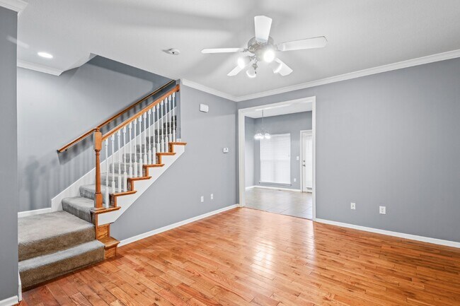 Foto del edificio - "Charming Lenexa Townhouse: Spacious 2-Bed Retreat with Finished Basement & Gleaming Hardwood Flo...