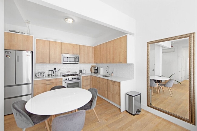 Building Photo - 517 W 45th St