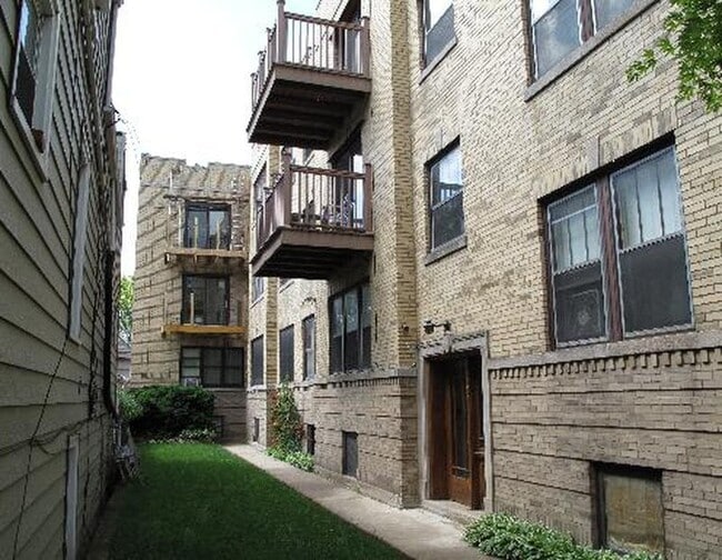 Building Photo - 3331 W Berteau Ave