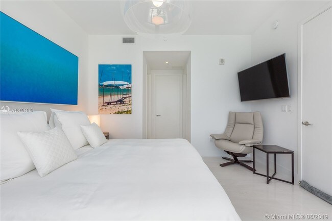 Building Photo - 16901 Collins Ave