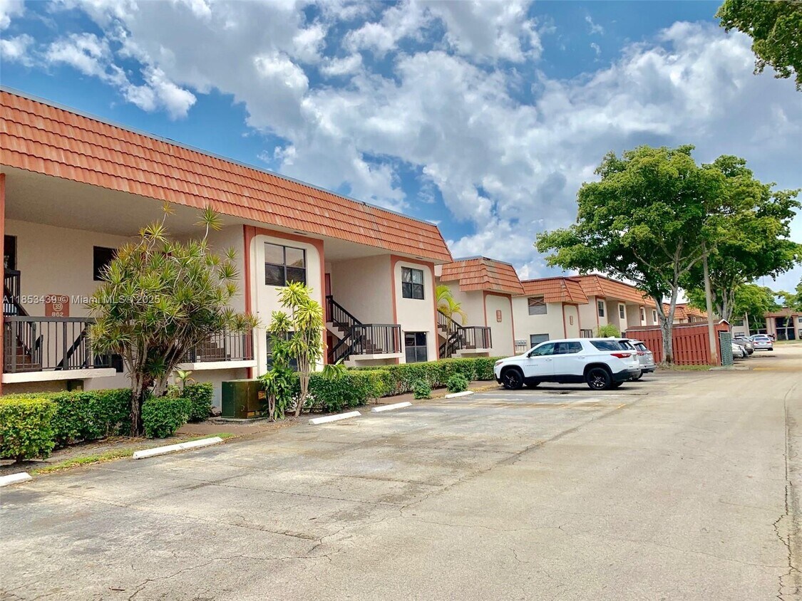 Foto principal - 905 NE 209th St