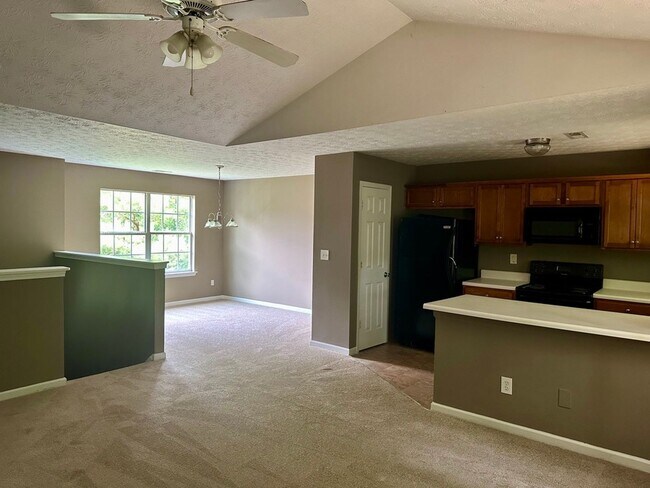 Foto del edificio - 4 bedrooms 2.5 baths split foyer home in C...