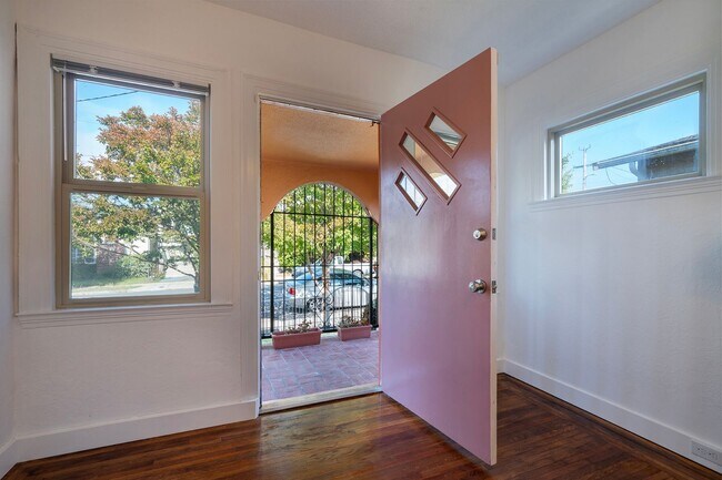 Foto del edificio - Spacious Two Story Albany Home Two Blocks ...