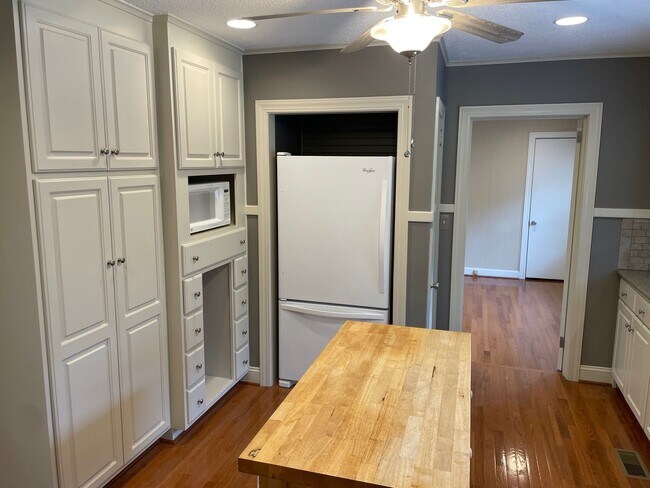 Foto del edificio - Beautiful 2 Bed, 1 Bath Brick Home in coun...
