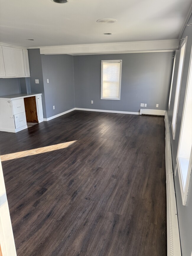 Building Photo - 400 Main St