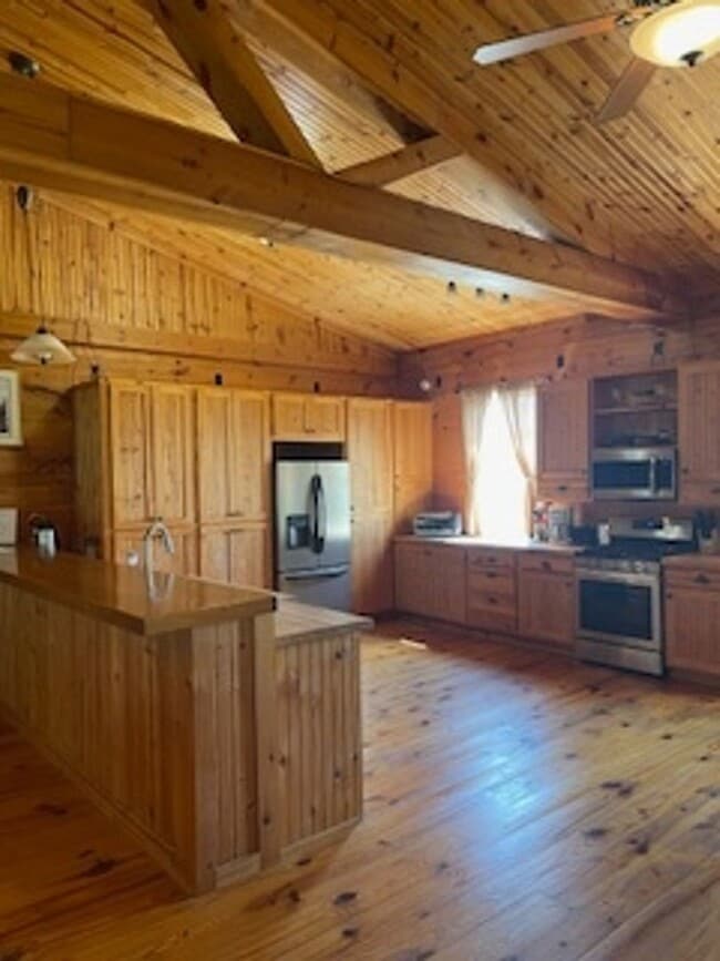 Foto del edificio - 2 Bedroom Condo on horse farm in Springfie...