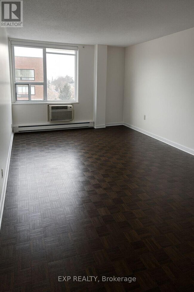 Photo du bâtiment - 650 Briar Hill Ave