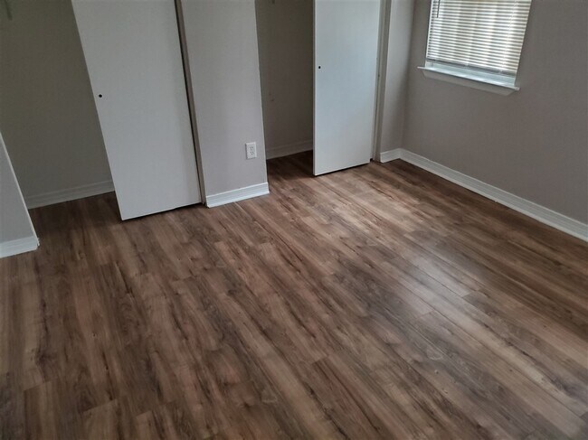 Primary bedroom - 307 E Club Dr