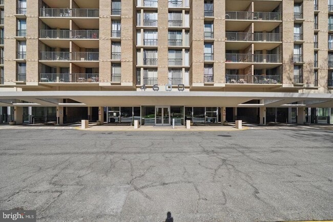 Building Photo - 4600 S Four Mile Run Dr