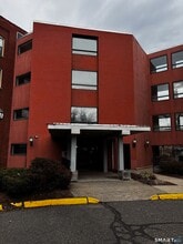 Building Photo - 222 Williams St E