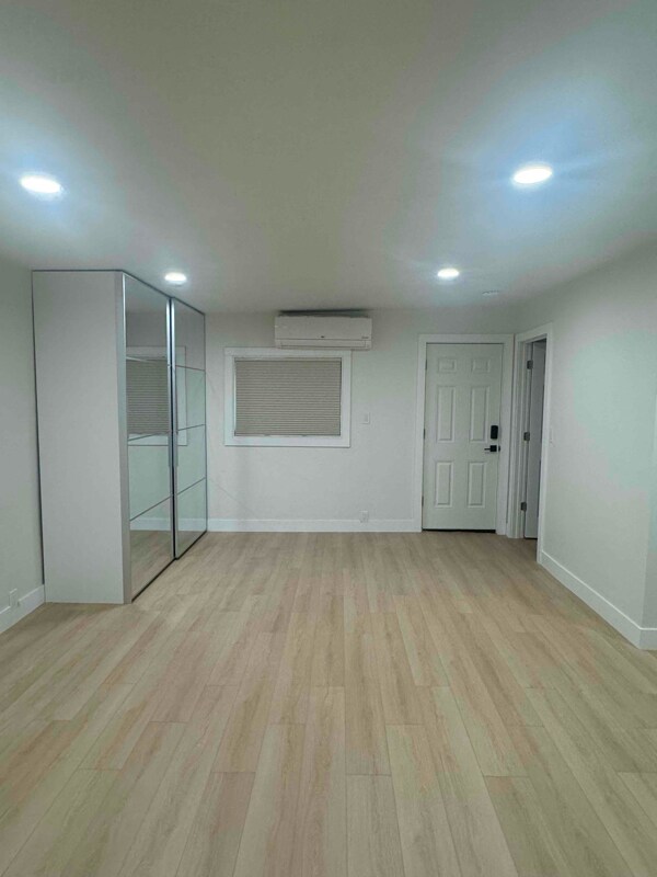 Photo - 887 N 1500 W House