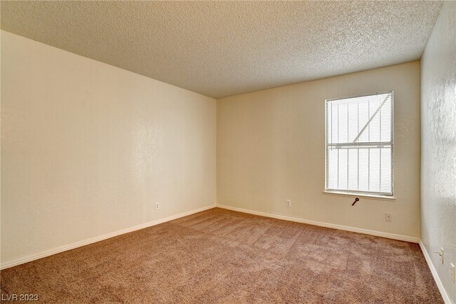 Building Photo - 2117 Sun Ave