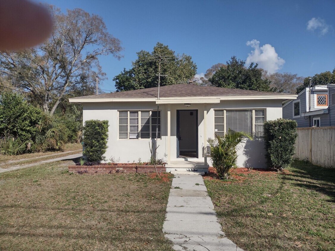 Foto principal - Newly Renovated, 2 Bedroom, 1 Bath ~ Gulfp...