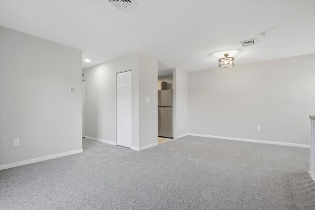 Foto del edificio - 2BR/2BA Condo in Chesterview | Open Layout, Deck & Community Pool
